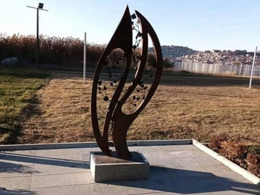 Поредна гавра: Македонци строшиха паметника на жертвите от кораба „Илинден”