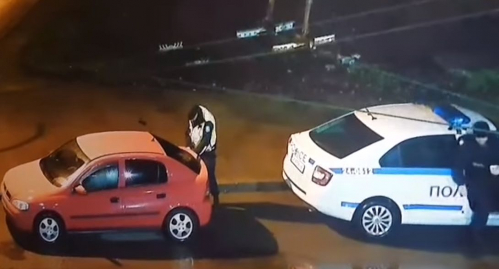 Скандално ВИДЕО със столичен полицай, който краде емблема на кола, взриви мрежата 