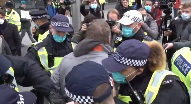 Десетки арестувани в Лондон по време на протест срещу локдауна ВИДЕО 