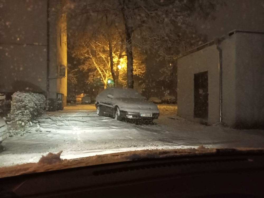 Първият сняг натрупа в столицата и Софийско, 160 машини ловят снежинките СНИМКИ 
