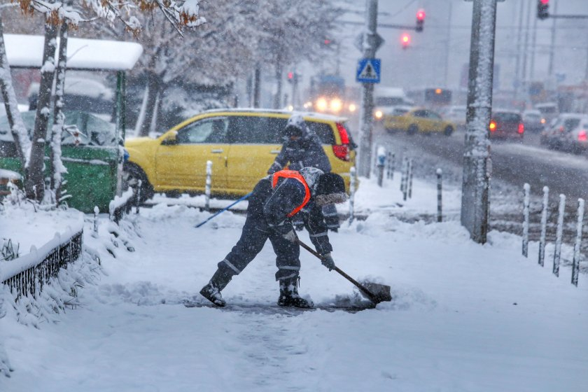Първият сняг натрупа в столицата и Софийско, 160 машини ловят снежинките СНИМКИ 
