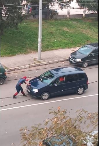 Спайдърмен се появи в наш голям град, мести коли с лекота СНИМКИ