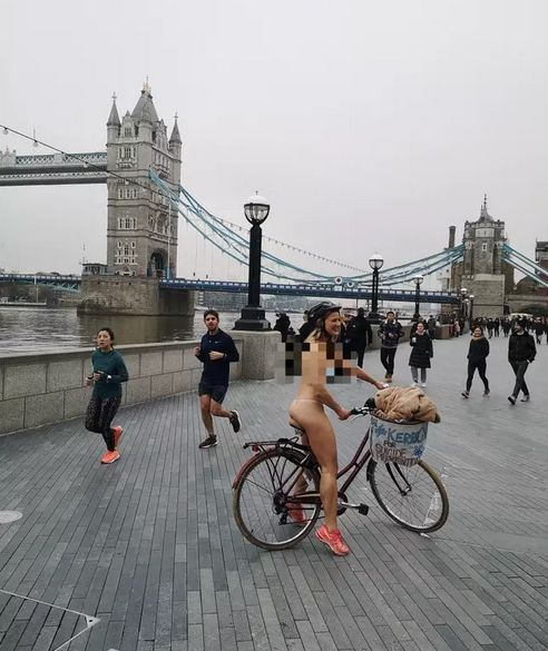 Напълно голо момиче премина с колело по улиците на Лондон СНИМКИ 18+