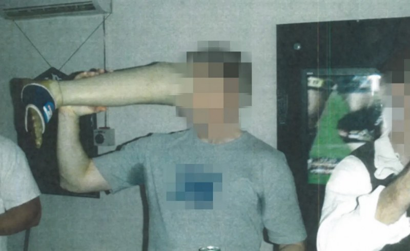 Скандално: Австралийски военни се наливат с бира от протезата на убит талибан СНИМКА 