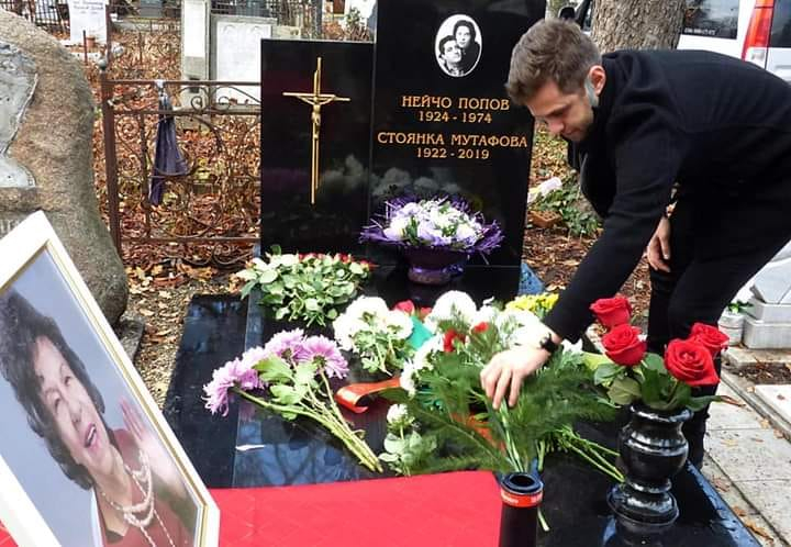 Ето кой почете на гробищата незабравимата Стоянка Мутафова година след смъртта й