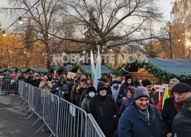 Протестиращи нахлуха на Немския коледен базар в София СНИМКИ