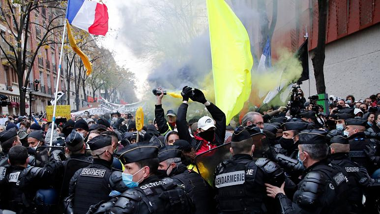 Във Франция е страшно! Улиците пламнаха заради закона за глобална сигурност СНИМКИ