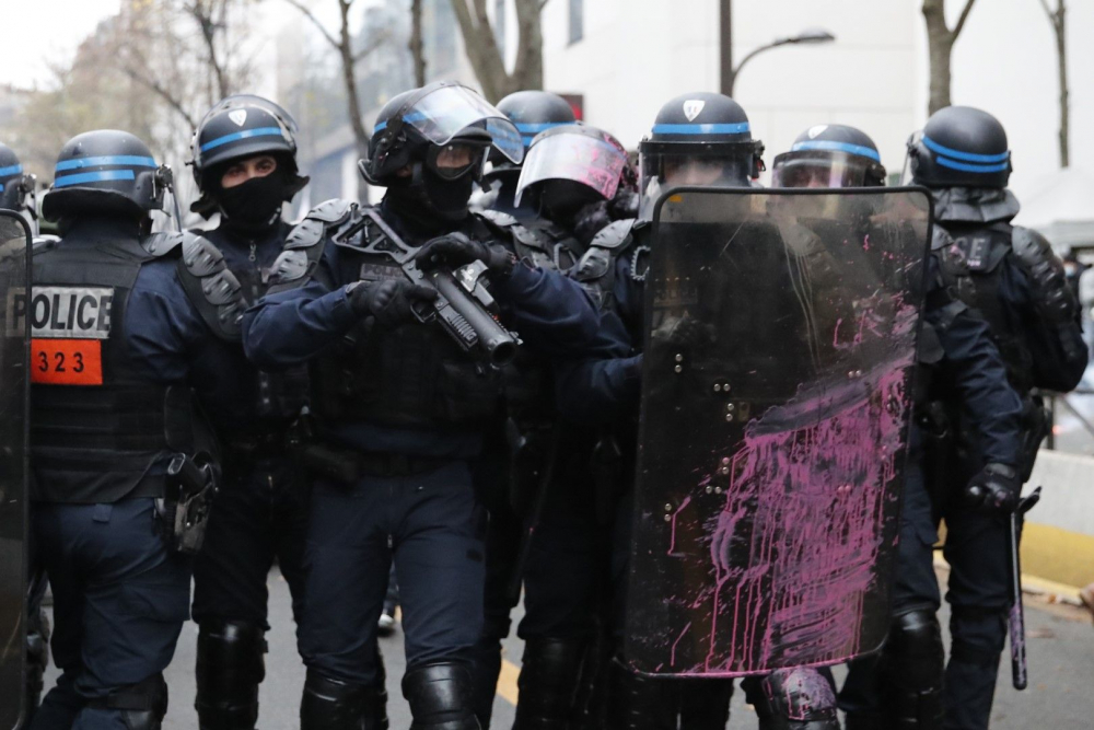 Във Франция е страшно! Улиците пламнаха заради закона за глобална сигурност СНИМКИ