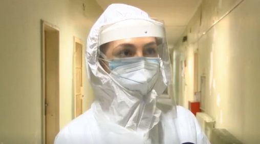Студентка по медицина се бори на първа линия с вируса в две болници ВИДЕО 