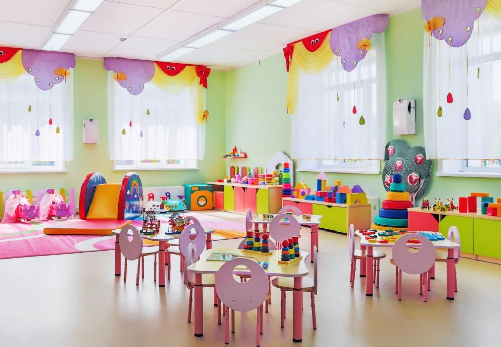 Насред пандемията: Частна детска градина организира коледно парти с родители и деца 