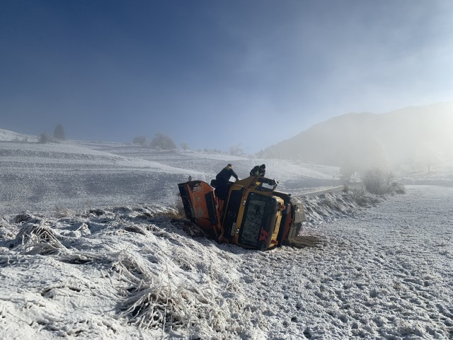 Зрелищно: Снегорин се обърна в канавка СНИМКИ