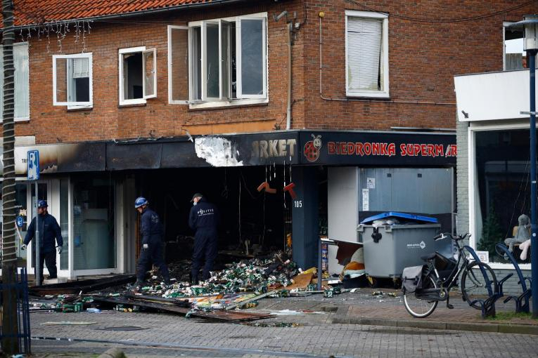 Експлозии в два супермаркета в Нидерландия СНИМКИ
