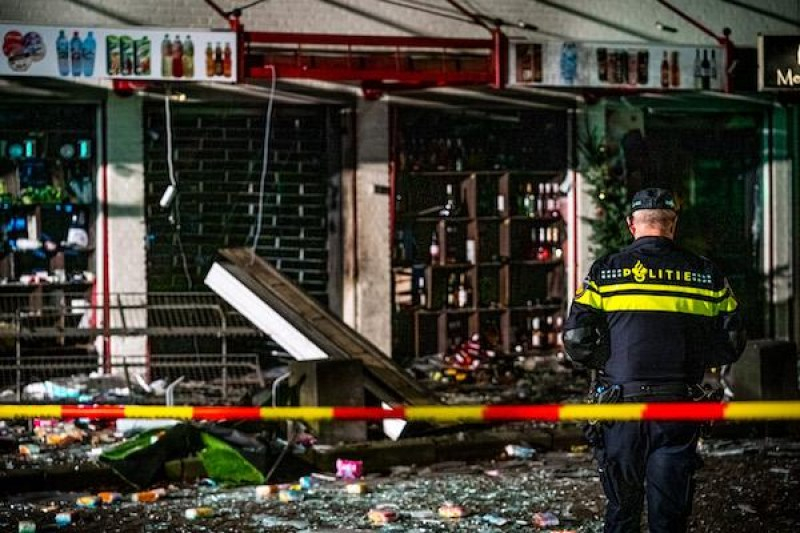 Експлозии в два супермаркета в Нидерландия СНИМКИ