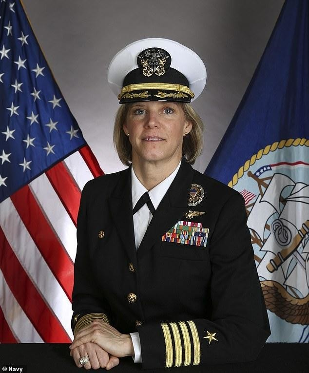 В САЩ за първи път жена ще стане командир на ядрен самолетоносач