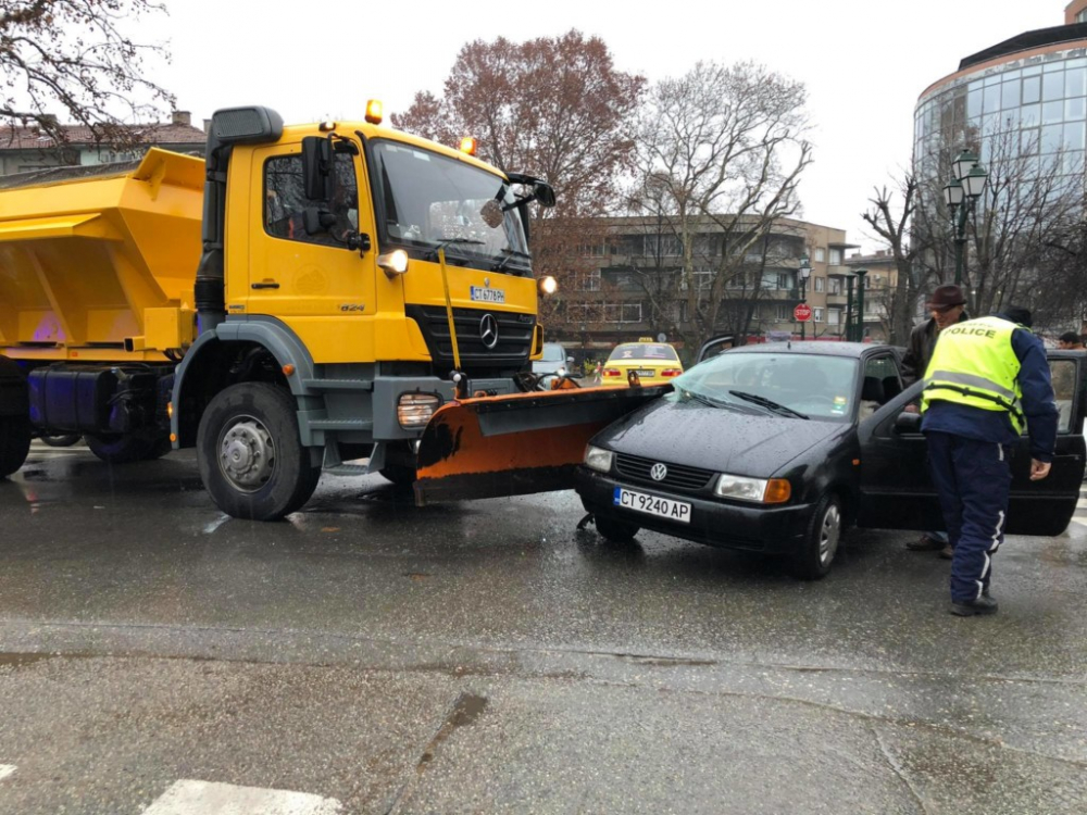 Снегорин "награби" кола след зрелищно меле на оживено кръстовище в Казанлък СНИМКИ 