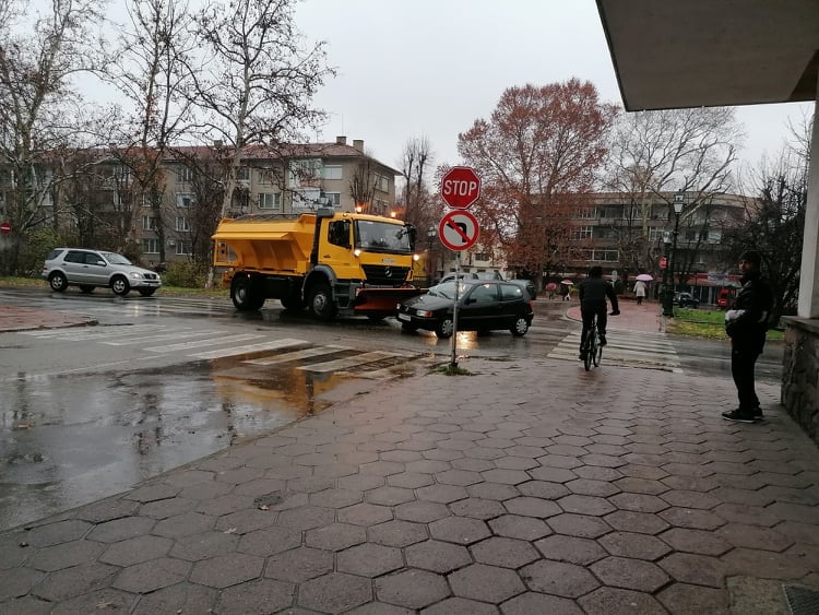 Снегорин "награби" кола след зрелищно меле на оживено кръстовище в Казанлък СНИМКИ 