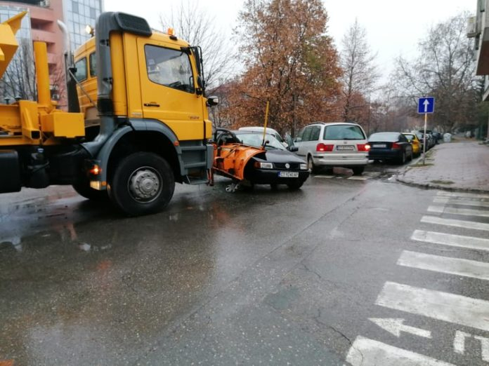 Снегорин "награби" кола след зрелищно меле на оживено кръстовище в Казанлък СНИМКИ 