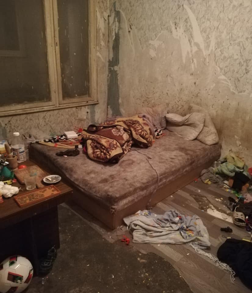Българче живее с психично болната си майка в тотална мизерия върху опикан под 