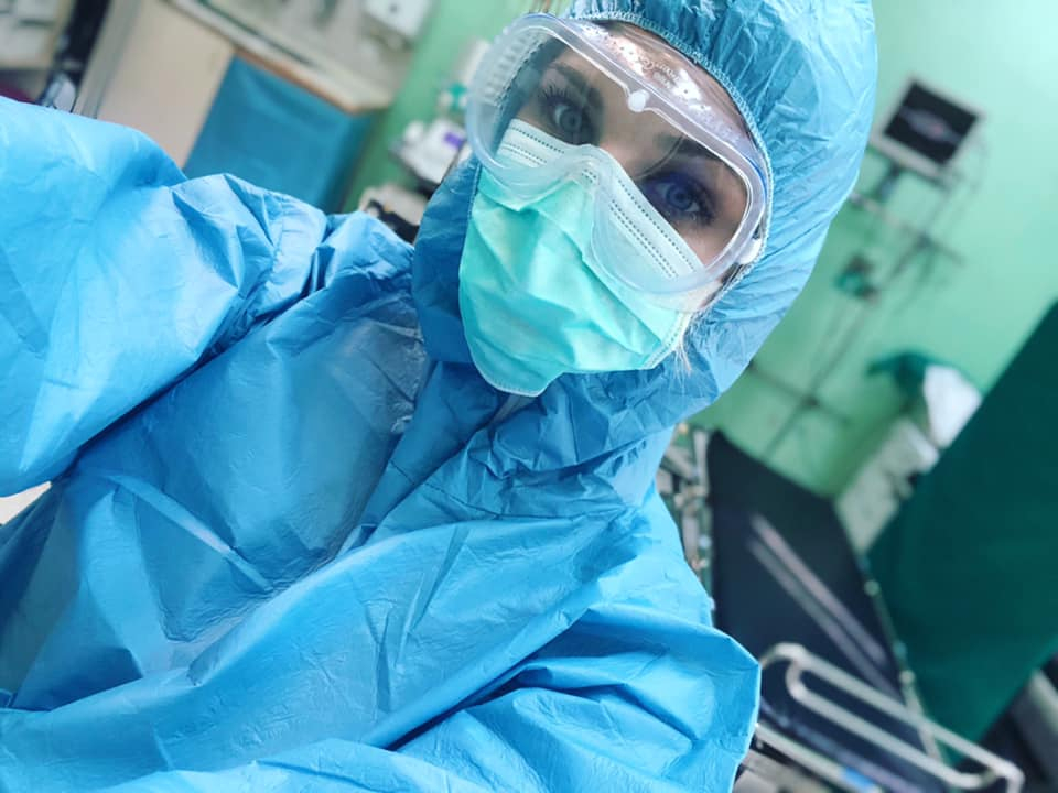 Ослепително красива лекарка бори коронавируса във ВМА СНИМКИ 