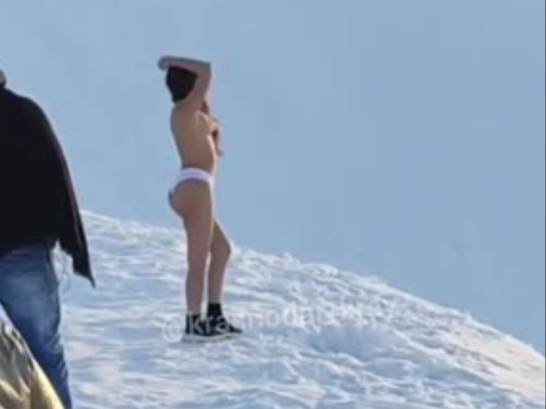 Мрежата обсъжда рускиня, която си прави гола фотосесия в снега ВИДЕО 18+