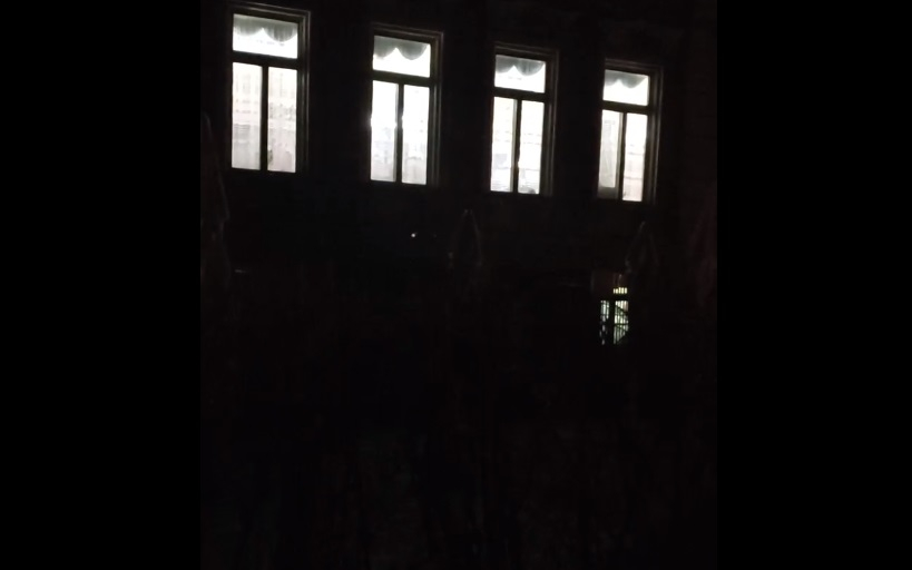 К-19 блокадата в Перник: Бесни кючеци тресат Двореца на културата ВИДЕО
