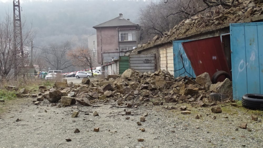 Ето какво остана от гаражите, озовали се за секунди под земята в Дупница СНИМКИ