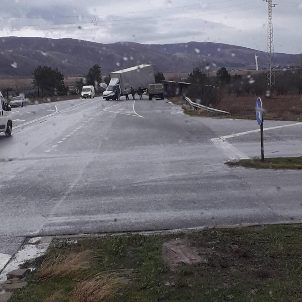 Невиждана стихия! Ураганен вятър обърна камион с ремарке край Сливен СНИМКИ