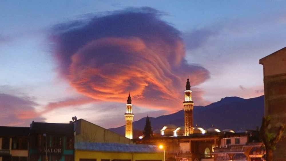 Зловещ кървавочервен облак захлупи Бурса, сякаш идва краят на света СНИМКИ