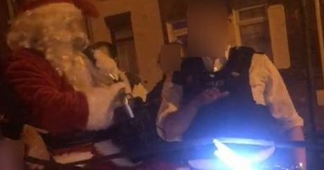 Полицията засече Дядо Коледа в Белфаст и го спря... шейната му била неизправна СНИМКА