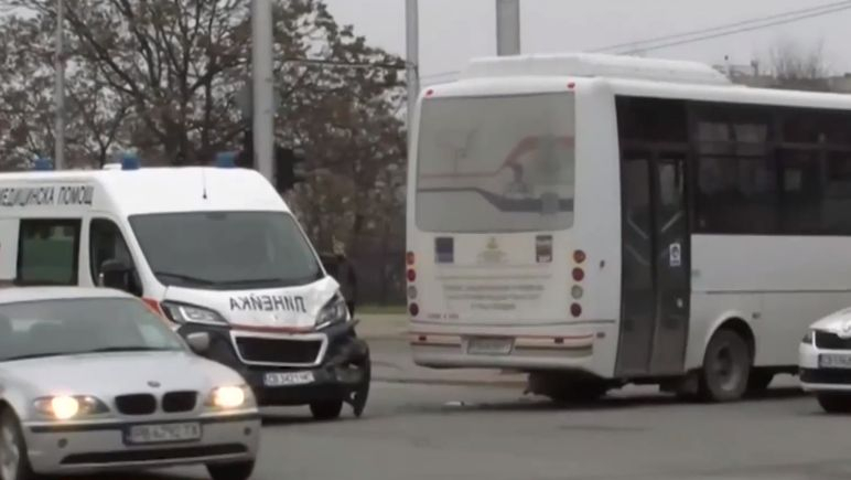 Линейка с COVID пациент се удари с рейс в Пловдив, а после... ВИДЕО
