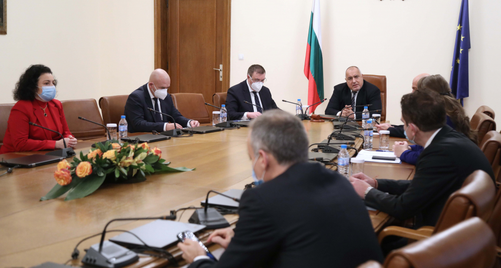 Борисов събра министри заради мерките срещу К-19 и... СНИМКИ