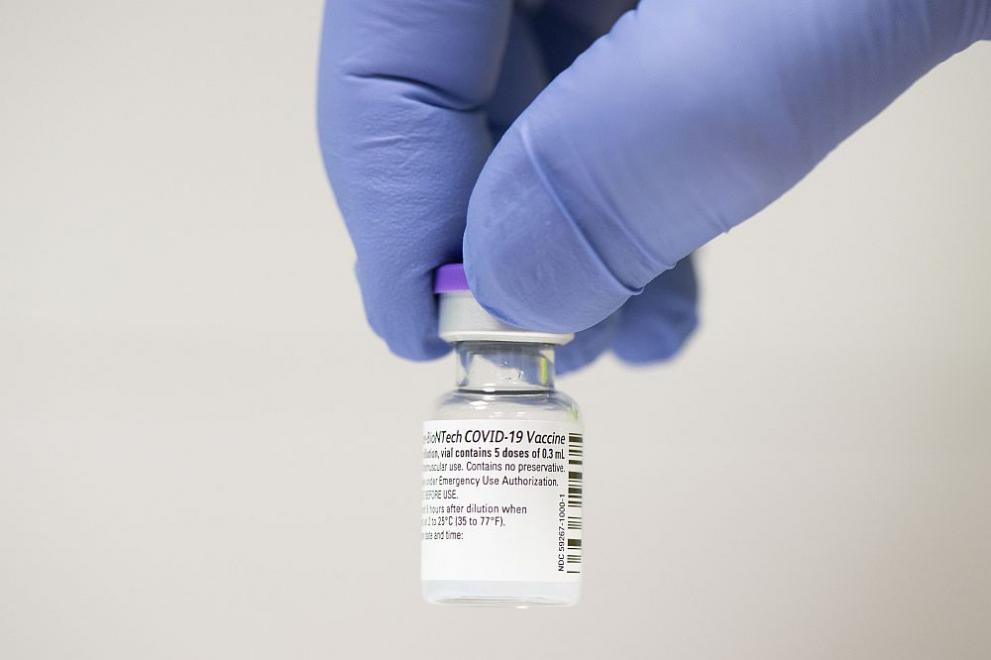 Проучват случай за силна алергична реакция на ваксината Pfizer-BioNTecH