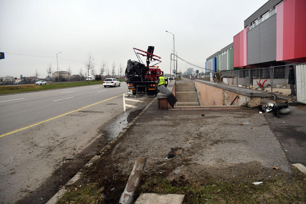 СНИМКИ на колата, която се метна в подлез на "Ботевградско шосе"