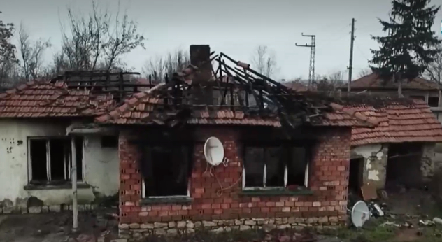 Невиждан кошмар: Пожар остави семейство без дом и дрехи на гърба ВИДЕО