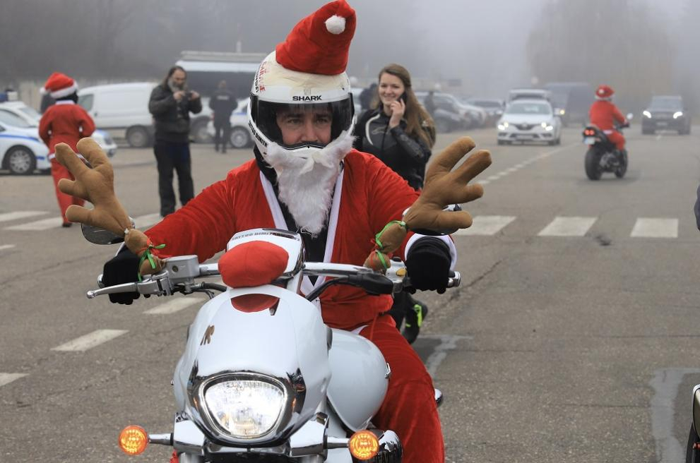Мотористи, пременени като Дядо Коледа и Снежанка, фучат из София СНИМКИ 