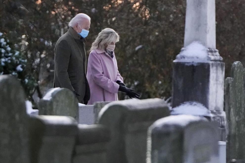 Джо Байдън отиде на гробищата, за да оплаче прегазената си първа съпруга