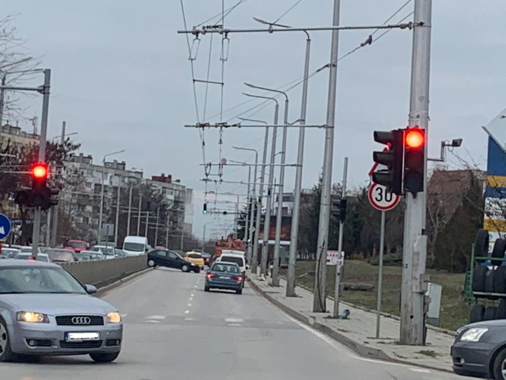 Невиждана катастрофа във Варна! Опел прелетя в... СНИМКИ