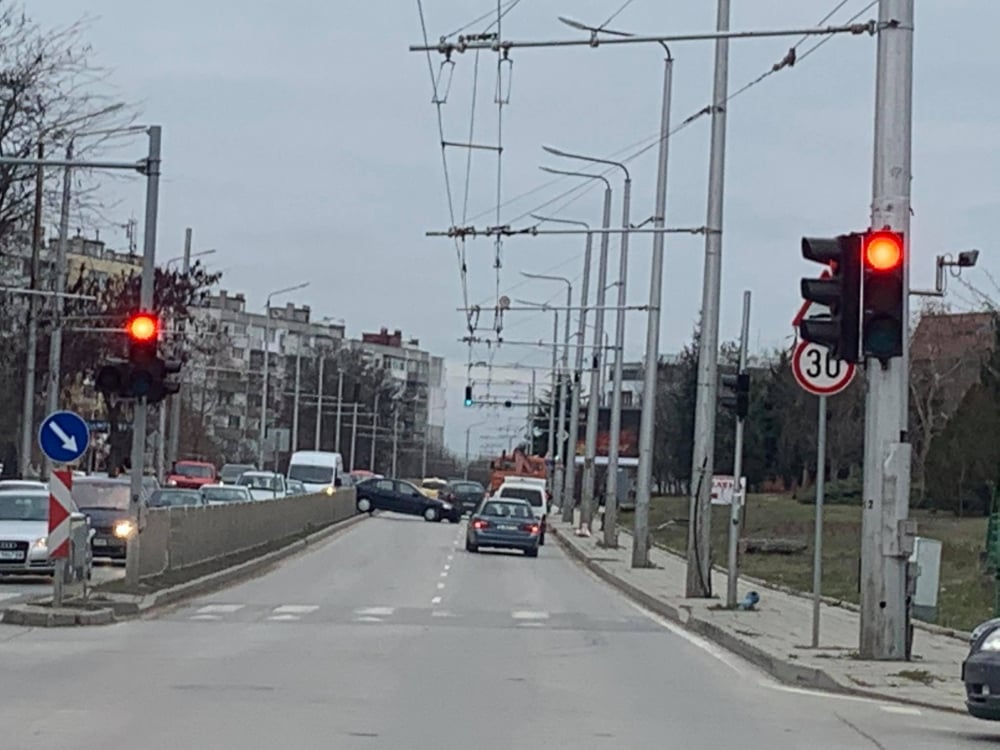 Невиждана катастрофа във Варна! Опел прелетя в... СНИМКИ