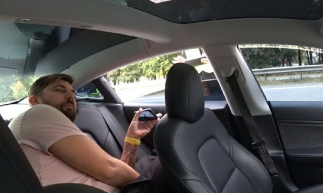 Tesla превишава скоростта на пътя, а шофьорът... на задната седалка  