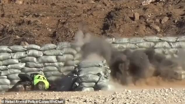 Драматично ВИДЕО: Войник изпусна граната и миг преди взрива...