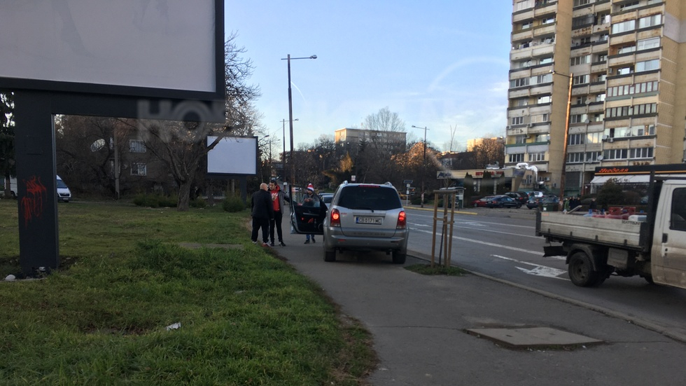 Див екшън в София: Шофьор преследва с колата си пешеходец на тротоар, за да го пребие, защото...