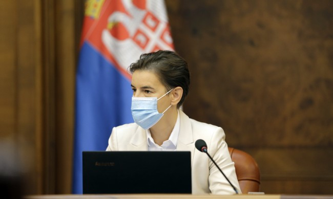 Премиерът на Сърбия пое първата К-19 ваксина в страната