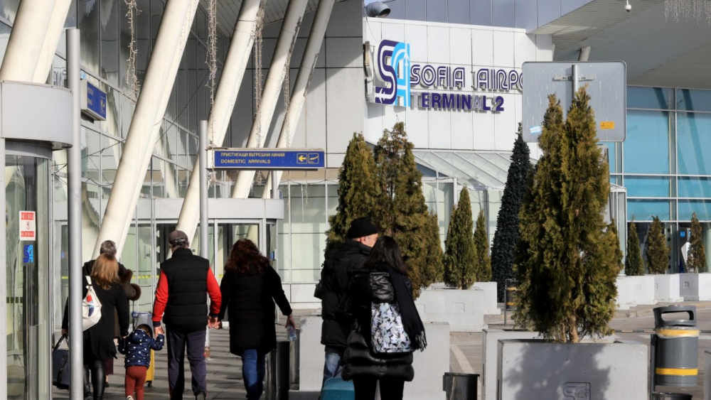 На летище София кацна първият самолет с българи от Великобритания СНИМКИ