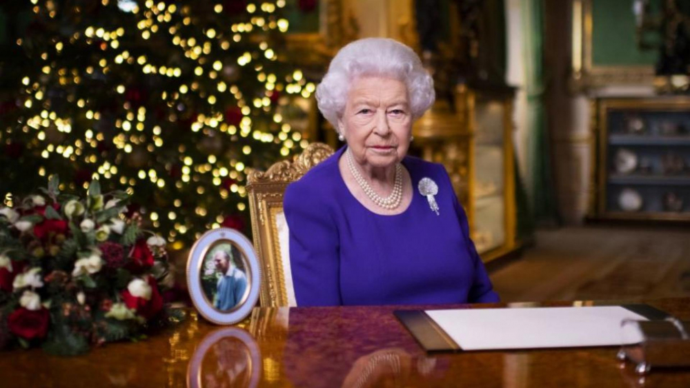 Кралица Елизабет с пламенна реч в лилава рокля ВИДЕО