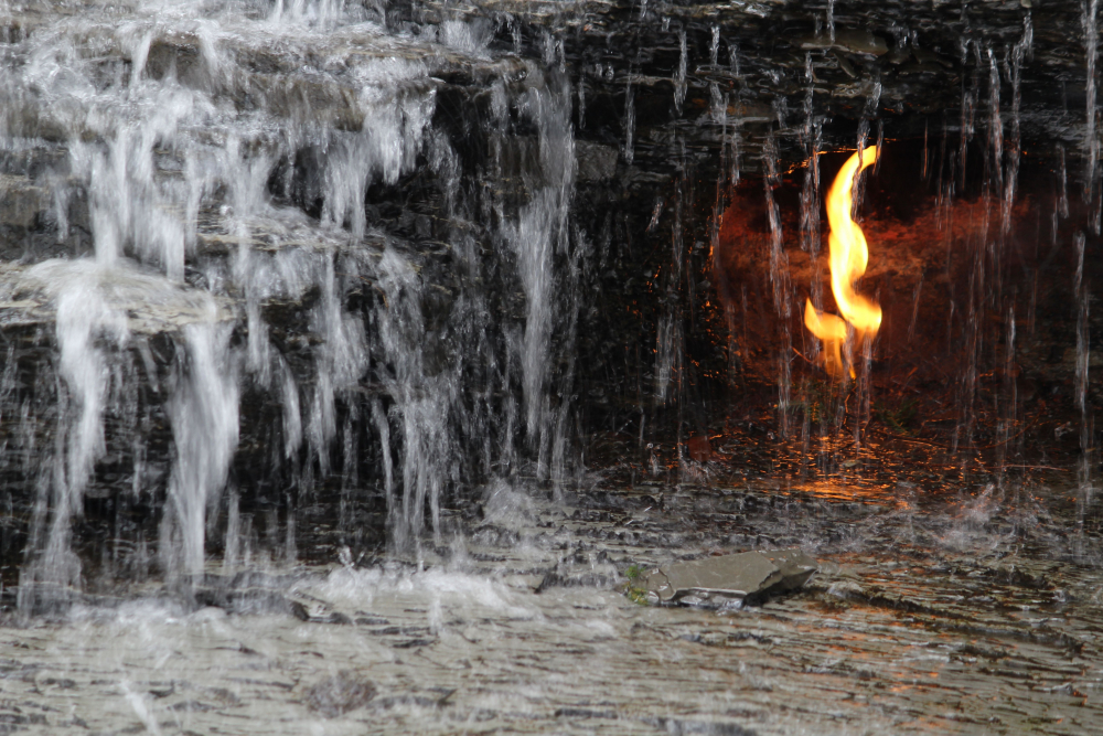 Мистерията с водопадите, които не спират да горят