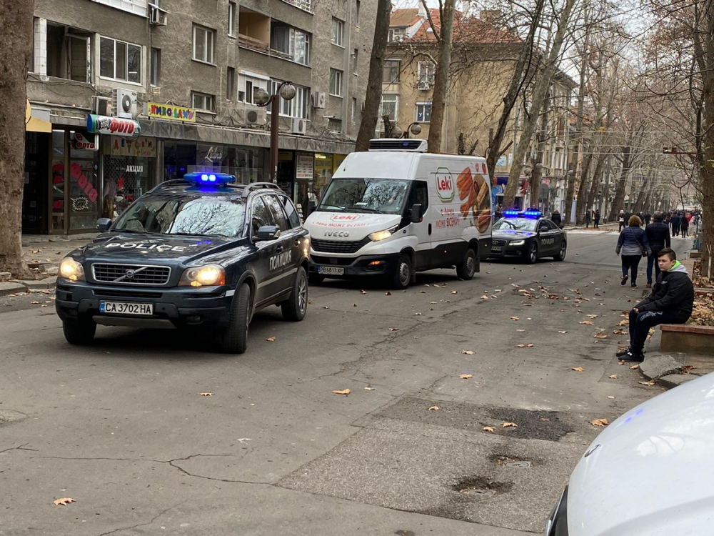 Стана ясно защо бус на кренвирши "Леки" докара ваксините в Пловдив и Бургас СНИМКИ