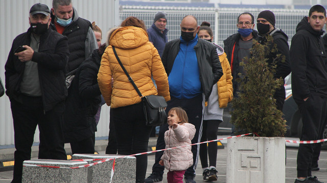 Гигантски опашки пред магазините в Пловдив, причината ще ви смае