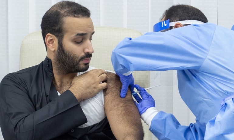 Принцът на Саудитска Арабия се ваксинира първи ВИДЕО