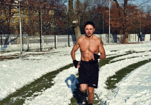 Популярен бг влогър тича гол по снега, за да бъде здрав СНИМКА