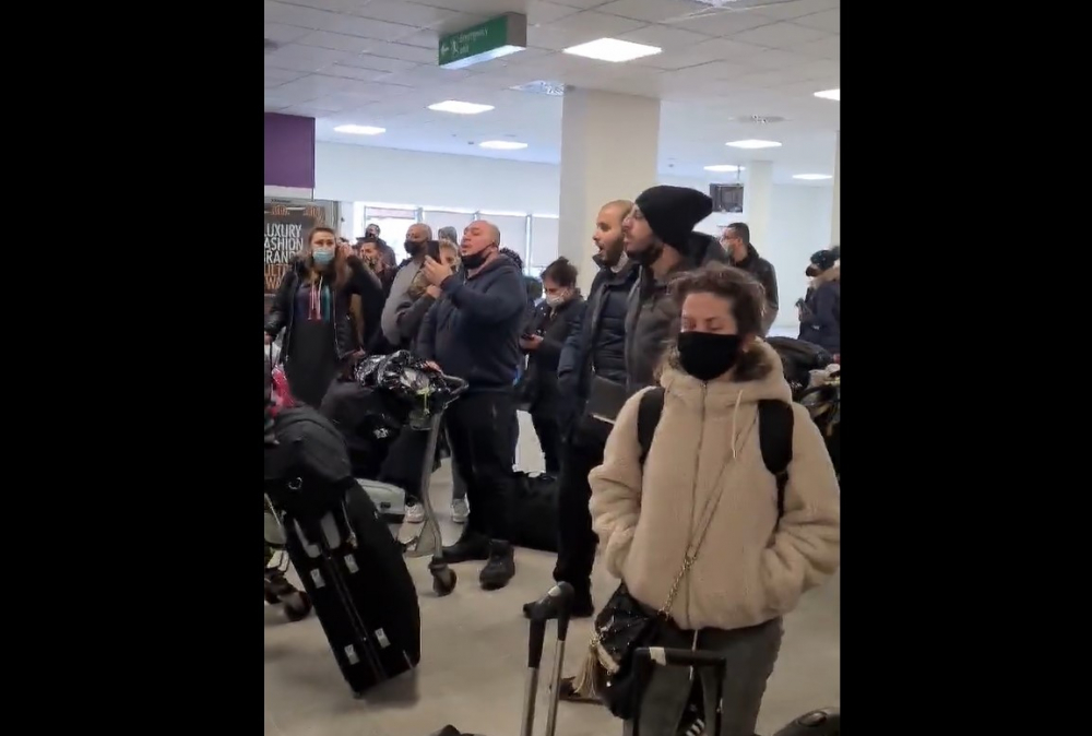 Ексцесия с блокирани български граждани на летището в Единбург, скандират: "Мафия" ВИДЕО
